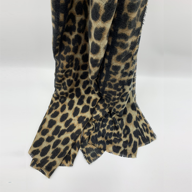 Custom Leopard Print Fabric Lady Winter Acrylic Scarf (2)